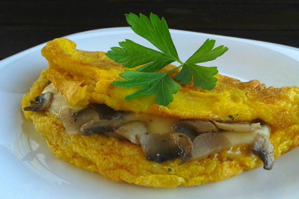 Omelette con funghi e mozzarella, la ricetta facile